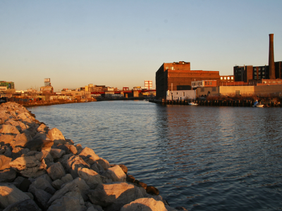 Video the banks of the Phoenix Canals on a skiff 